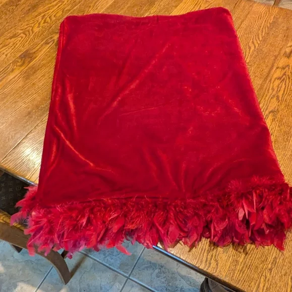 Luxurious Red Throw Blanket - Picture 5 of 8